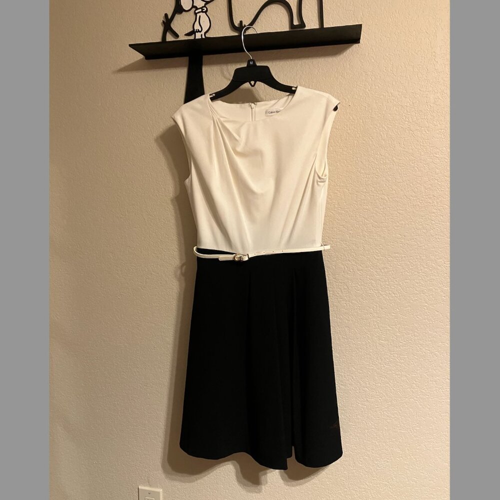 CALVIN KLEIN Two Tone Back and White Pleated Dress with Belt - Size 6